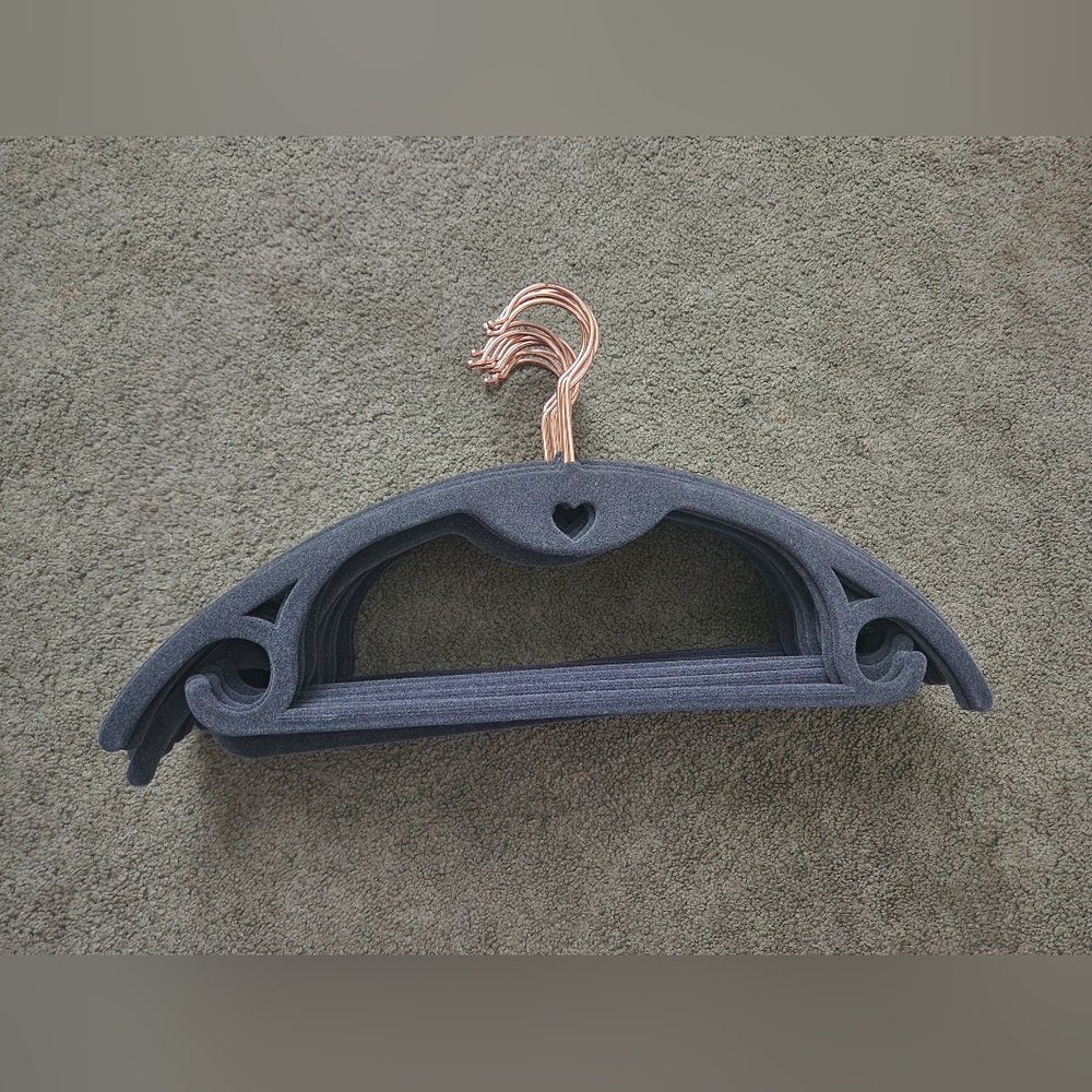 12 Elegant Black Velvet Hangers